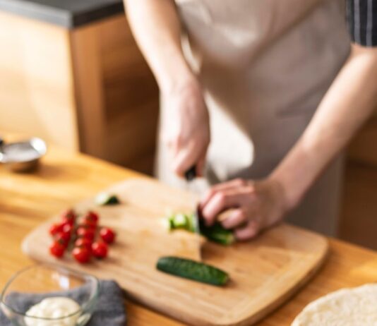 Куриная печень с луком и сметаной на сковороде