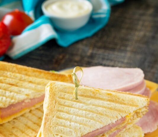 Горячие бутерброды с колбасой и сыром в духовке