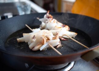 Приготовление морского коктейля из замороженных морепродуктов на сковороде