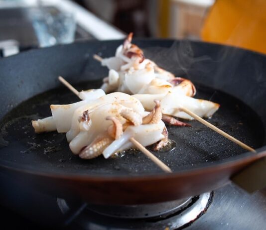 Приготовление морского коктейля из замороженных морепродуктов на сковороде