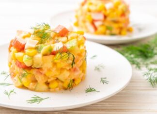 Салат с крабовыми палочками, кукурузой и огурцом