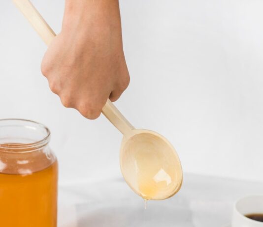 Блины из прокисшего молока: возможно ли приготовление?