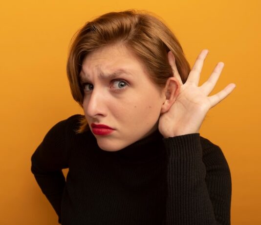 Чешется левое ухо у девушки в субботу: народные приметы