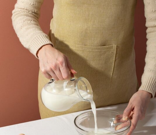 Домашний сыр из молока и кефира с яйцами