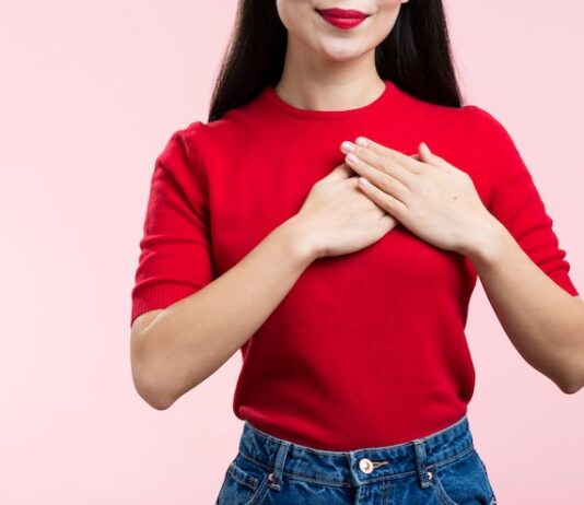 Заголовок: «Чешется правая грудь у девушки: знаки в отношениях»