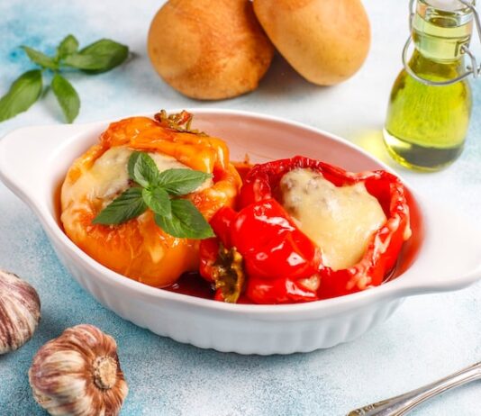 Фаршированный перец в томатном соусе в кастрюле