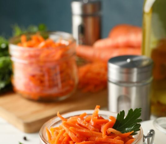 Зимний салат из помидоров, перца, моркови и лука