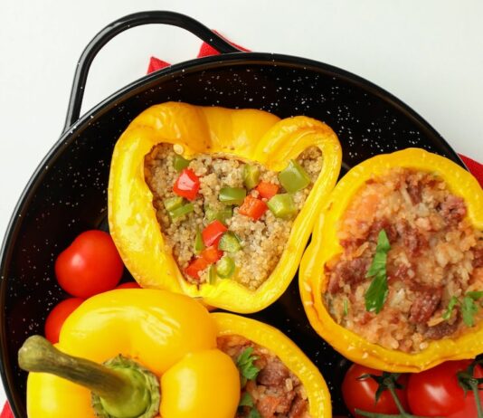 Фаршированные перцы с фаршем и рисом в духовке