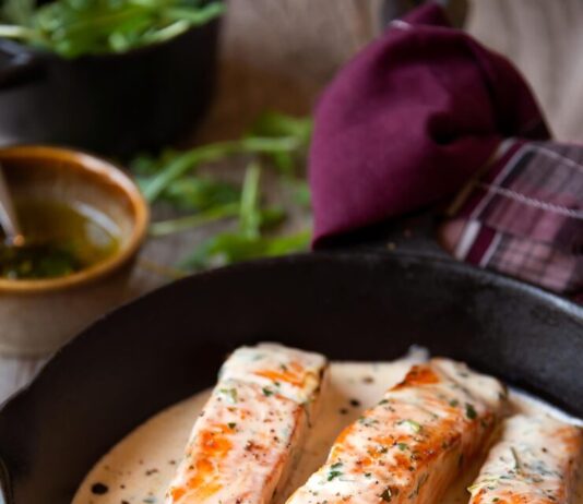 Скумбрия в духовке с луком и морковью