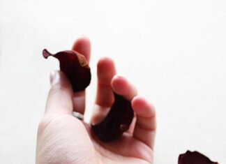 Молитва для завязывания красной нити на запястье с 7 узелками