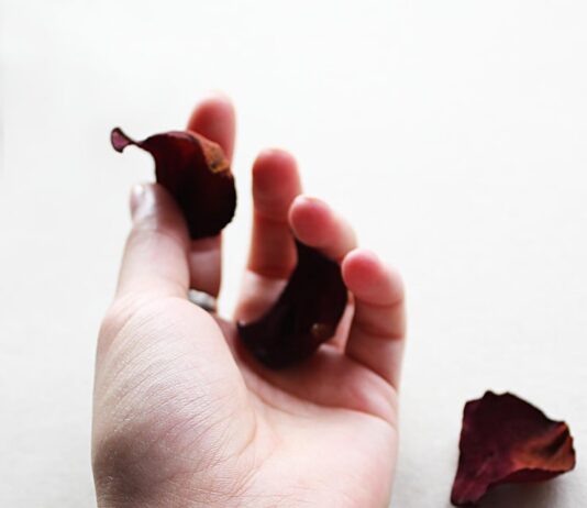 Молитва для завязывания красной нити на запястье с 7 узелками