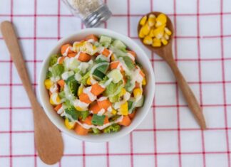 Ингредиенты для крабового салата с кукурузой