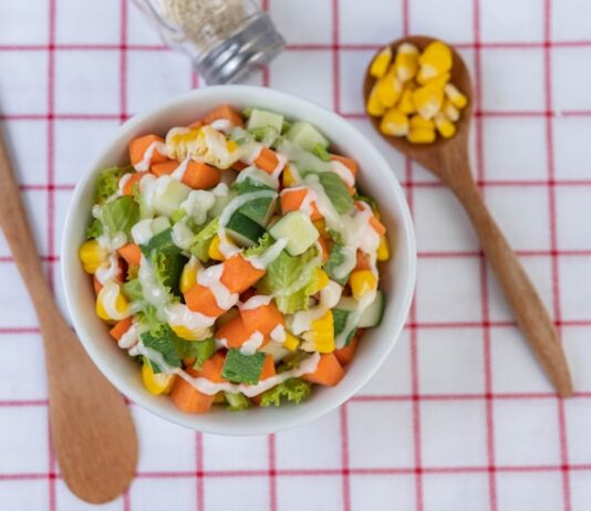 Ингредиенты для крабового салата с кукурузой