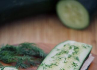 Быстрые малосольные огурцы с чесноком и укропом в пакете