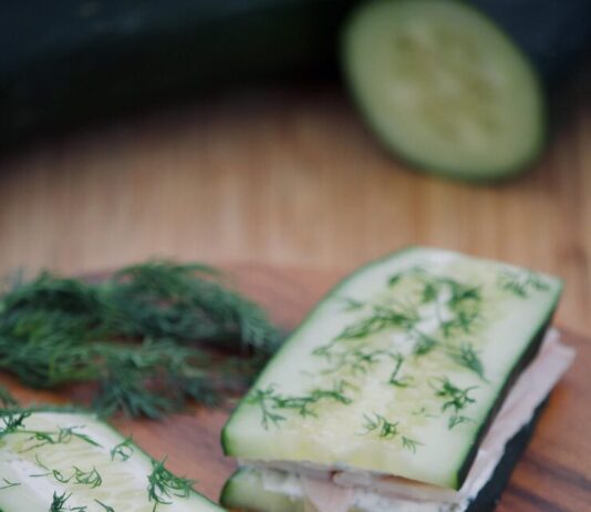 Быстрые малосольные огурцы с чесноком и укропом в пакете