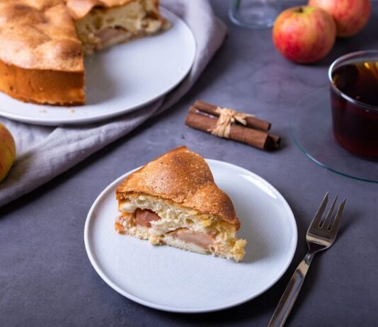 Пышная шарлотка на кефире с яблоками в духовке