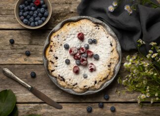 Заливной пирог на кефире с вареньем в духовке