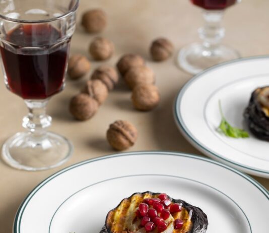 Чернослив с грецким орехом в сметане: рецепт