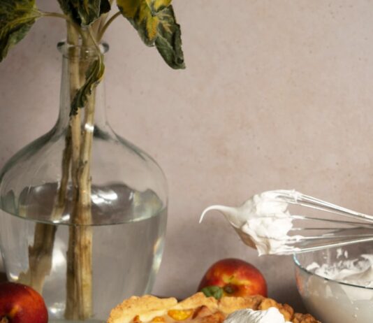 Пышная шарлотка с яблоками на кефире в духовке