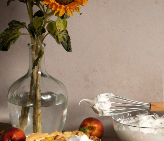 Шарлотка с яблоками на кефире: рецепт пышной выпечки в духовке