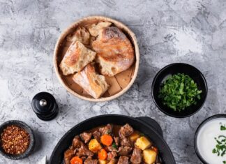 Свинина с овощами в казане на плите