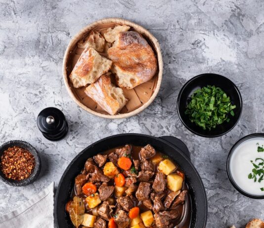 Свинина с овощами в казане на плите