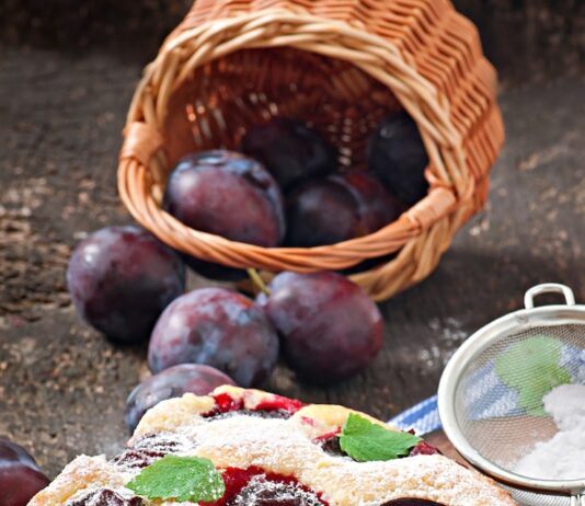 Шарлотка со сливами: простой рецепт в духовке