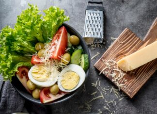 Салат из курицы, огурцов и яиц с сыром