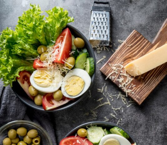 Салат из курицы, огурцов и яиц с сыром