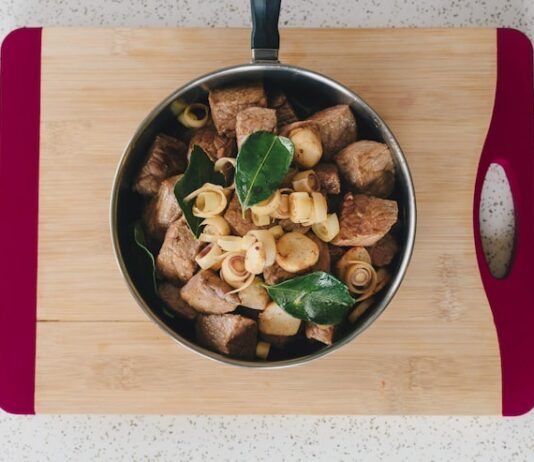 Мясо с луком и грибами на сковороде