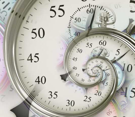 Ангельская нумерология: значение 22:22 на часах в любви