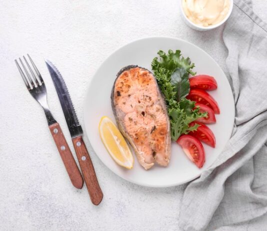 Сочные стейки форели в духовке в фольге