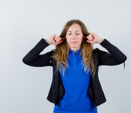 Горит правое ухо в пятницу у женщины: народные приметы