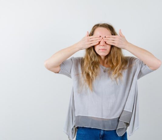 Чешется левый глаз в пятницу: народные приметы