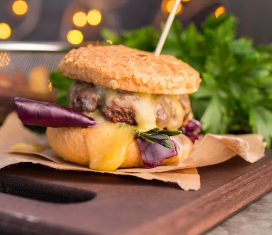 Готовим Гамбургер с Котлетой и Сыром в Домашних Условиях