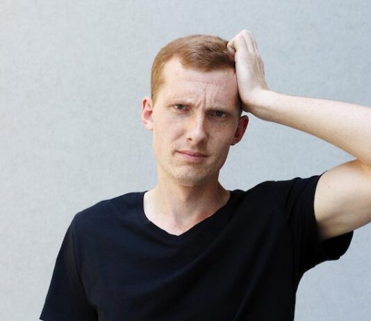 Чешется макушка головы у мужчин: причины и решения