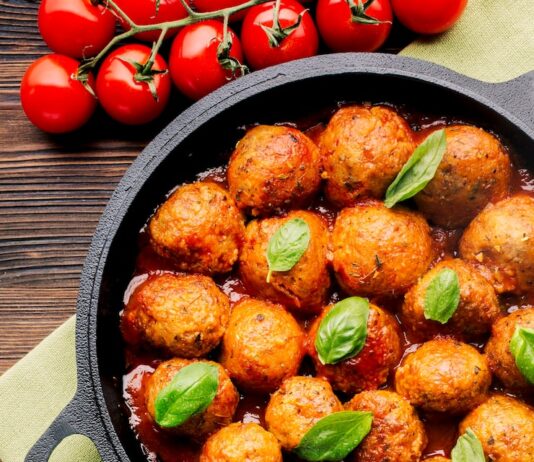 Тефтели с рисом и томатной подливкой на сковороде