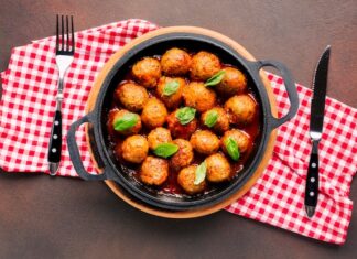 Тефтели в сливочном соусе на сковороде