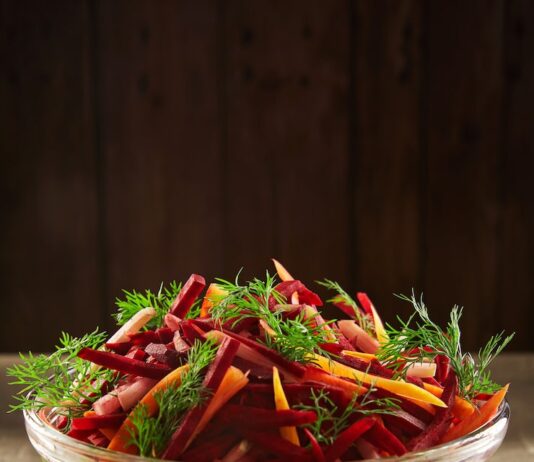 Капустно-морковный салат с уксусом и сахаром