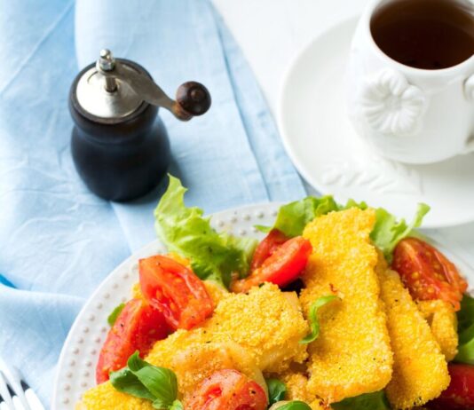 Салат с копченой курицей, сухариками и кукурузой