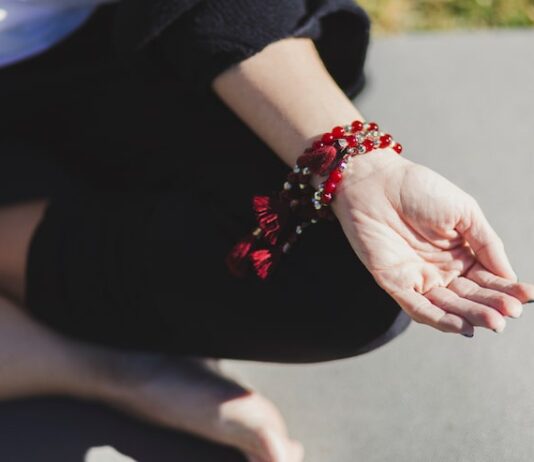 Повязывание красной нити на запястье: молитва и техника