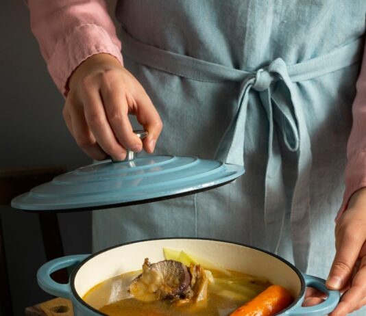 Потушите минтай с луком и морковью в кастрюле