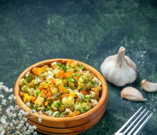 Салат с горошком и соленым огурцом