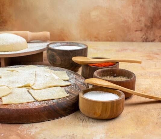 Маринованный сыр со специями в масле: рецепт