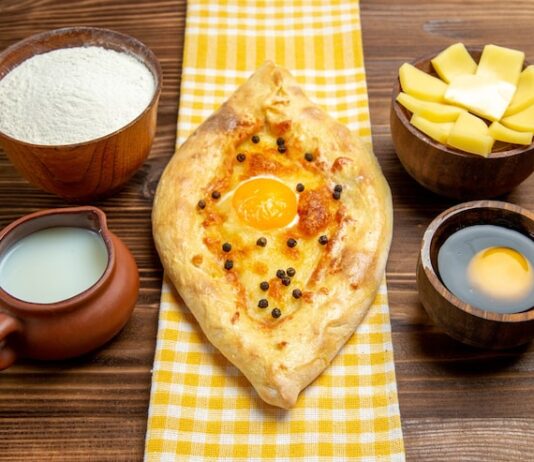 Слоеное дрожжевое хачапури с сыром в духовке