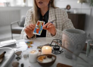 Расклад Таро: Чувства мужчины к женщине