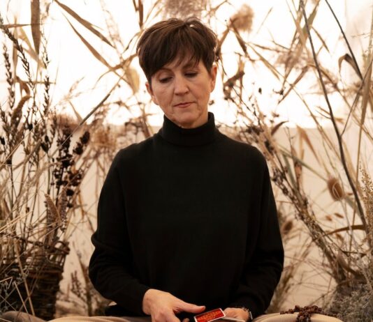 Гадание на игральных картах: мужчина думает обо мне