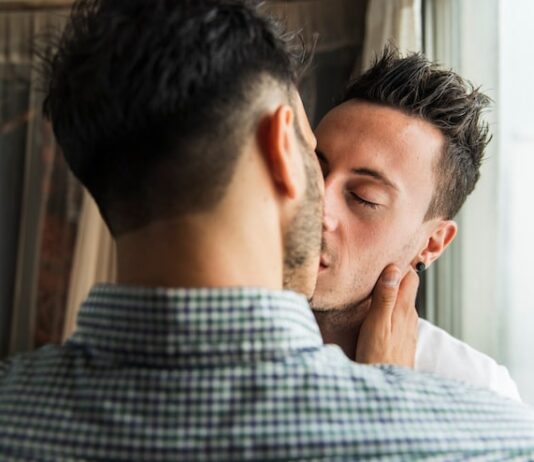 Поцелуй в лоб от мужчины: психологический смысл