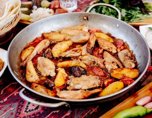 Курица в казане с картошкой и овощами