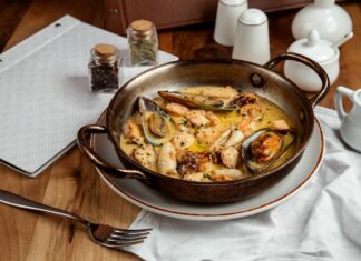 Жульен с курицей и грибами на сковороде